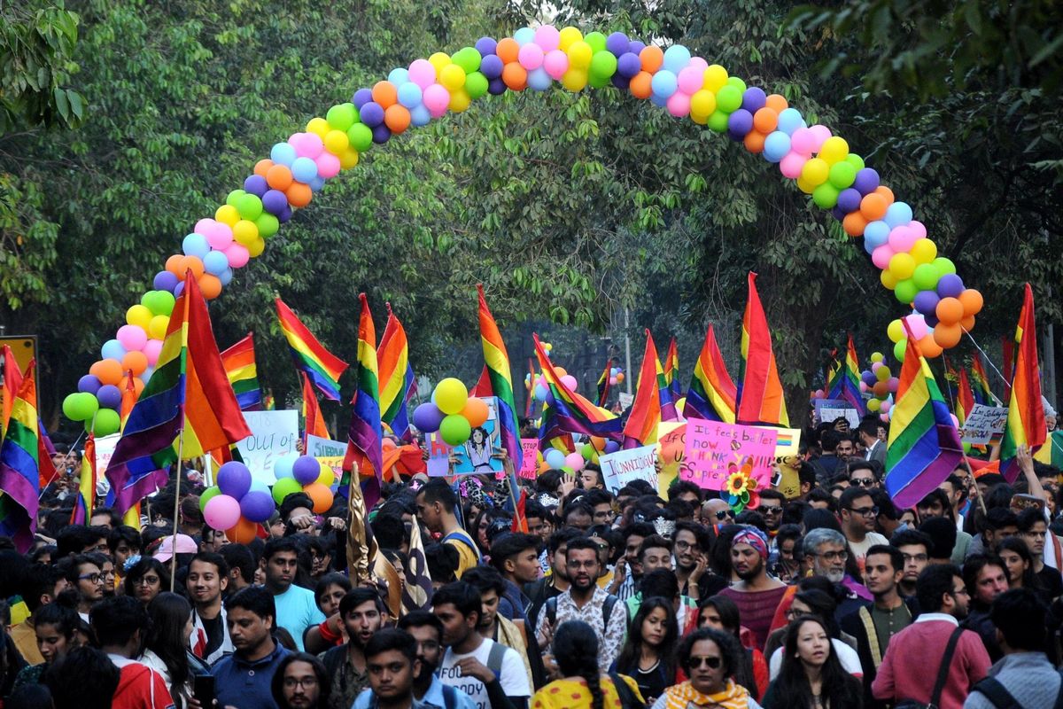 Oggi a scuola si fa lezione di sesso orale e gay pride. E lo scafista diventa buono
