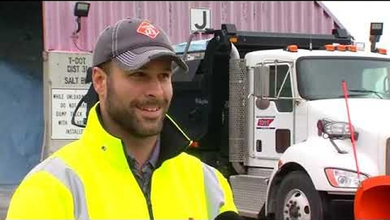 Tennessee highway worker gives winter weather report, heats up all of internet