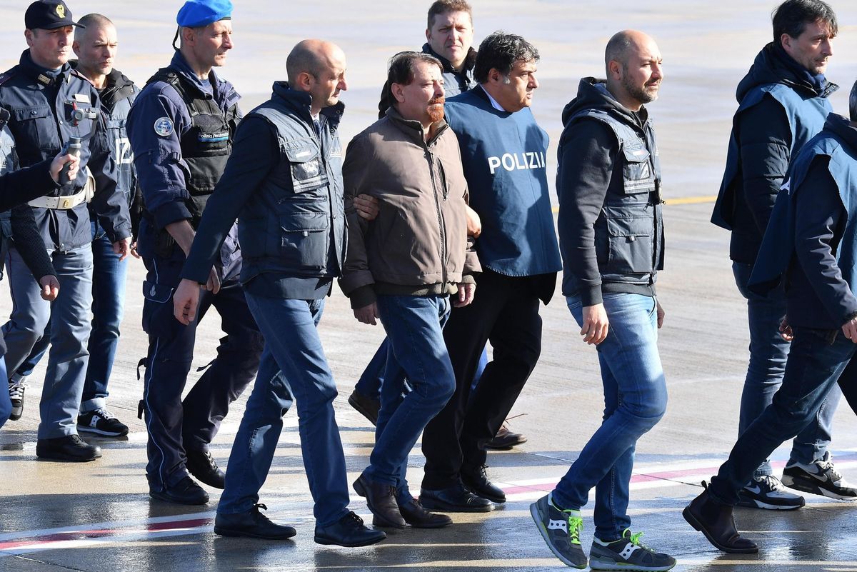 Anche per il Colle la pacchia è finita. Sarà caccia agli altri Battisti in fuga