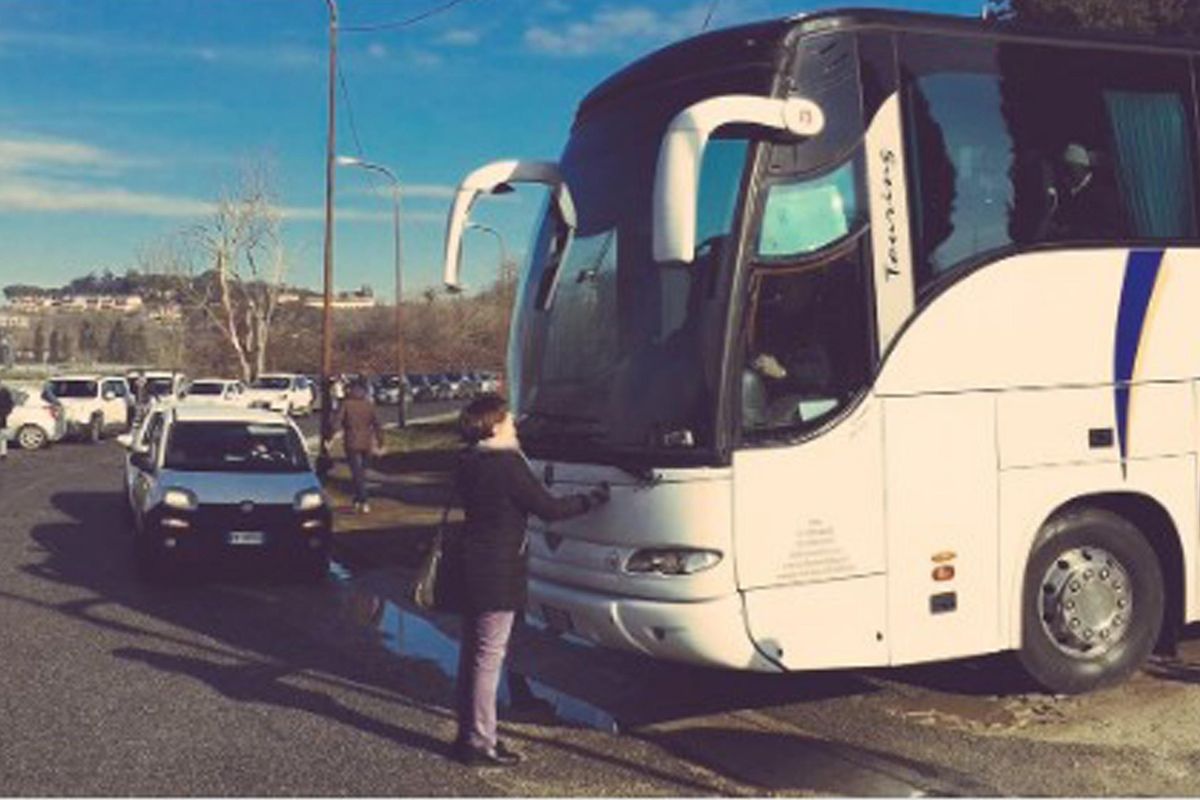 I nuovi deportati viaggiano sui pullman di lusso