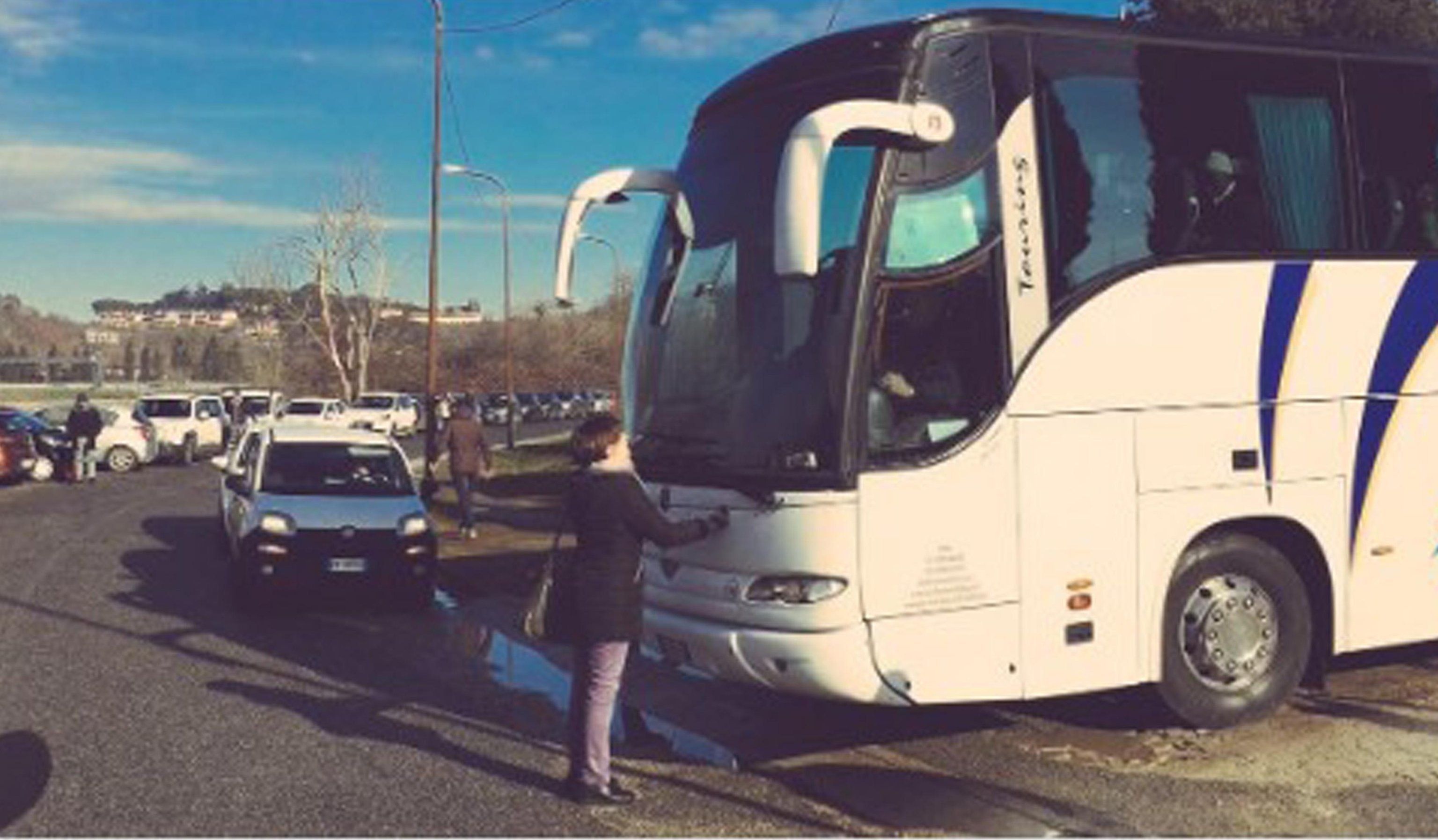 I nuovi deportati viaggiano sui pullman di lusso
