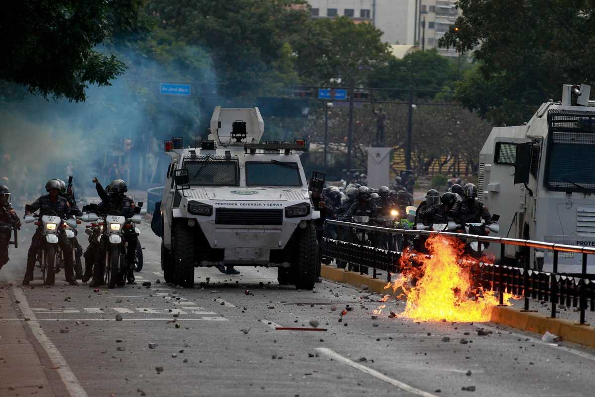 Venezuela nel caos. Guaidò ha il governo, Maduro l’esercito (e non vuole mollare)