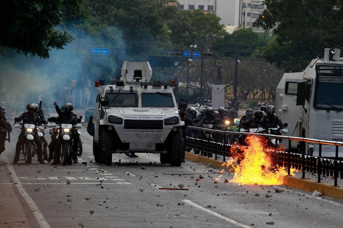 Venezuela nel caos. Guaidò ha il governo, Maduro l’esercito (e non vuole mollare)