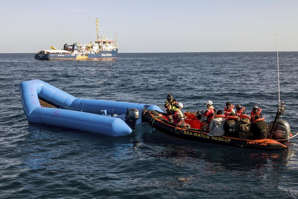 La Sea Watch punta dritta alla Sicilia. Di Maio la rimbalza verso la Francia