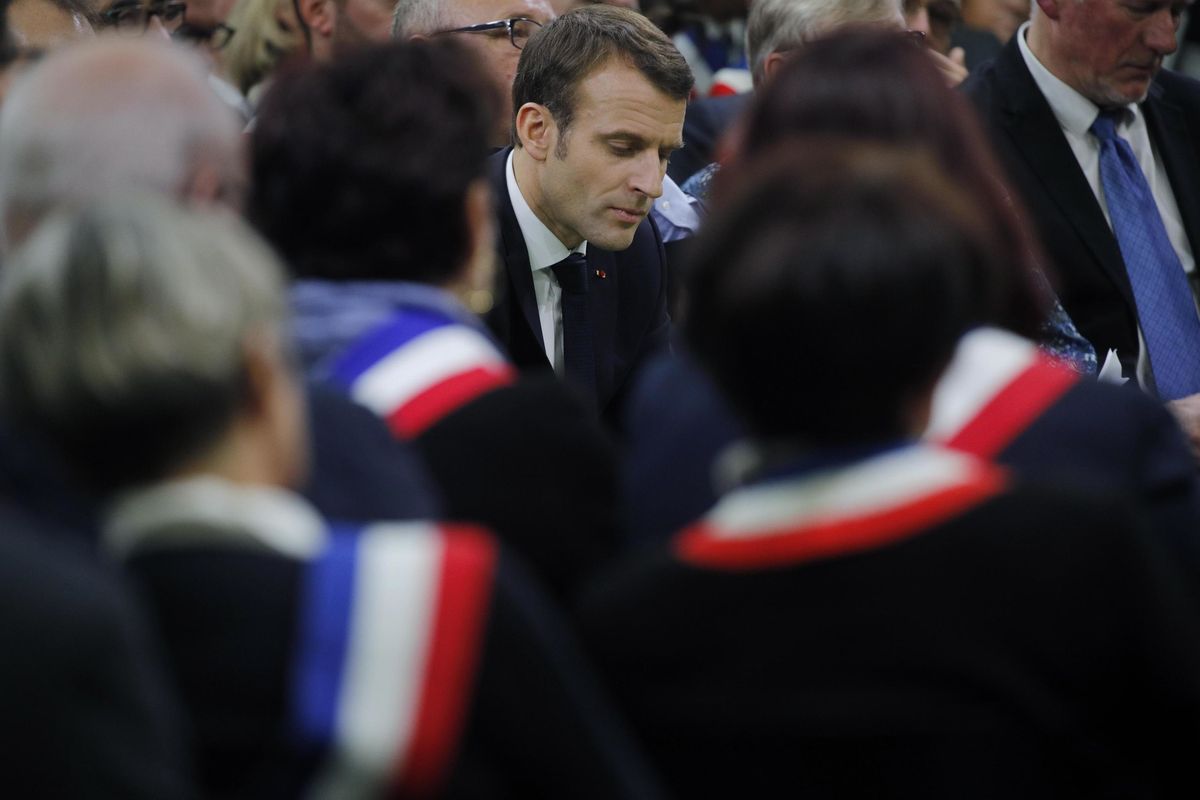 Il corteo a favore di Macron fa flop. E pure l’Eliseo scarica i manifestanti