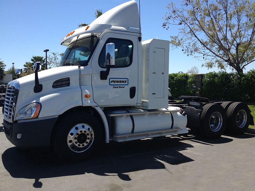 Penske Truck Leasing Orders 100 Compressed Natural Gas Tractors