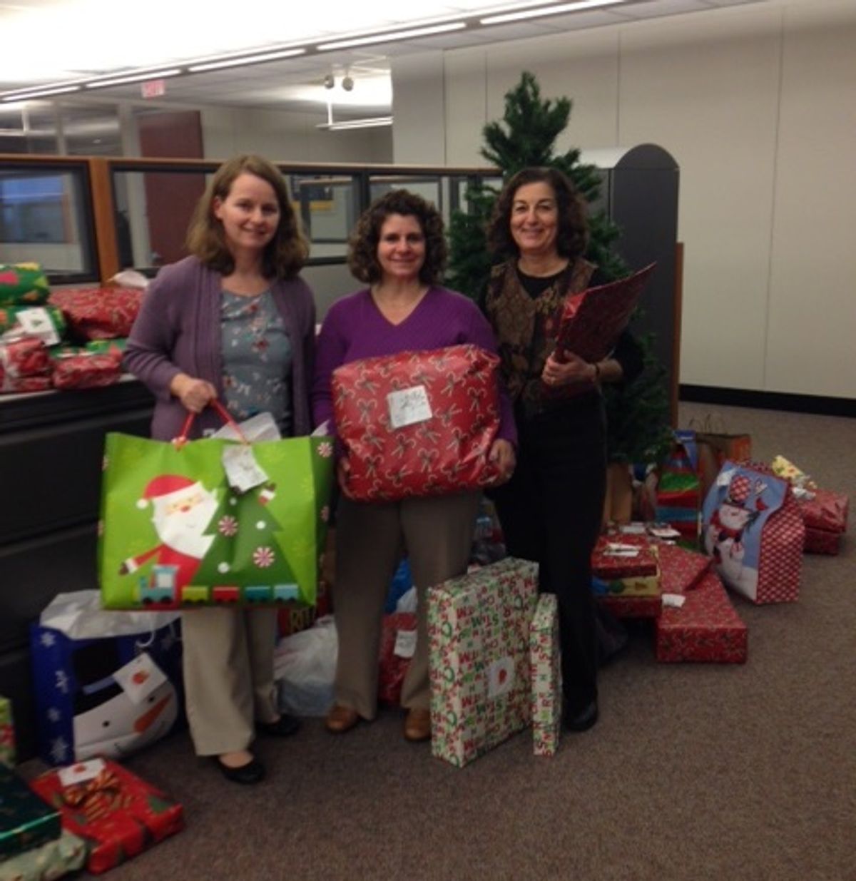 Penske Logistics Associates Make Holidays Bright for Ohio Families