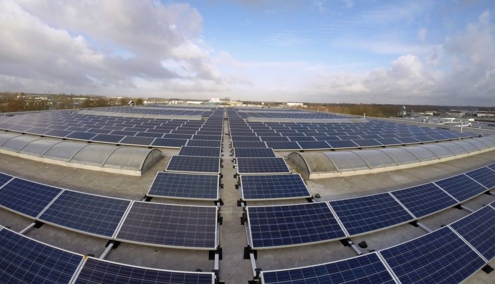 
Penske Logistics Europe Uses Solar Panels to Energize Warehouse
