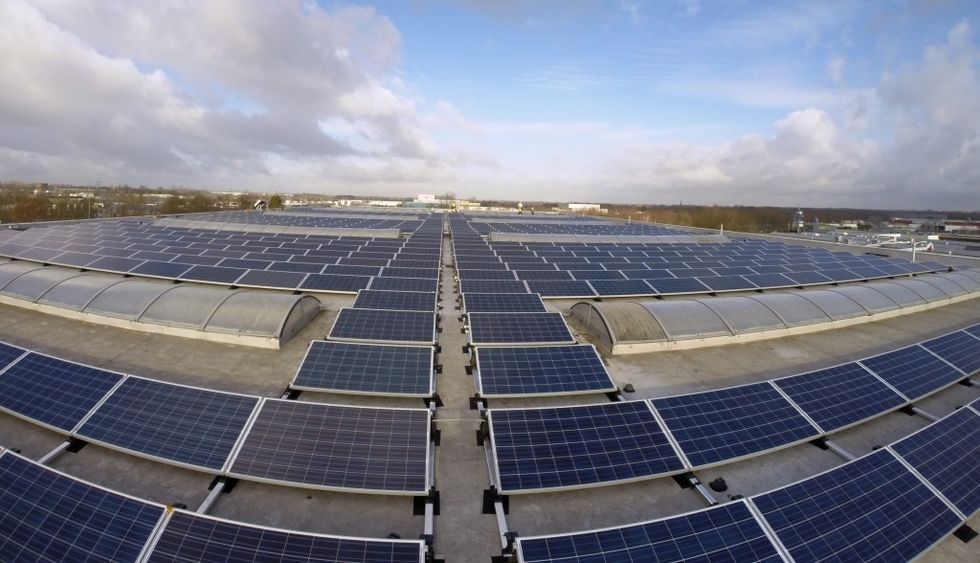 Penske Logistics Europe Uses Solar Panels to Energize Warehouse
