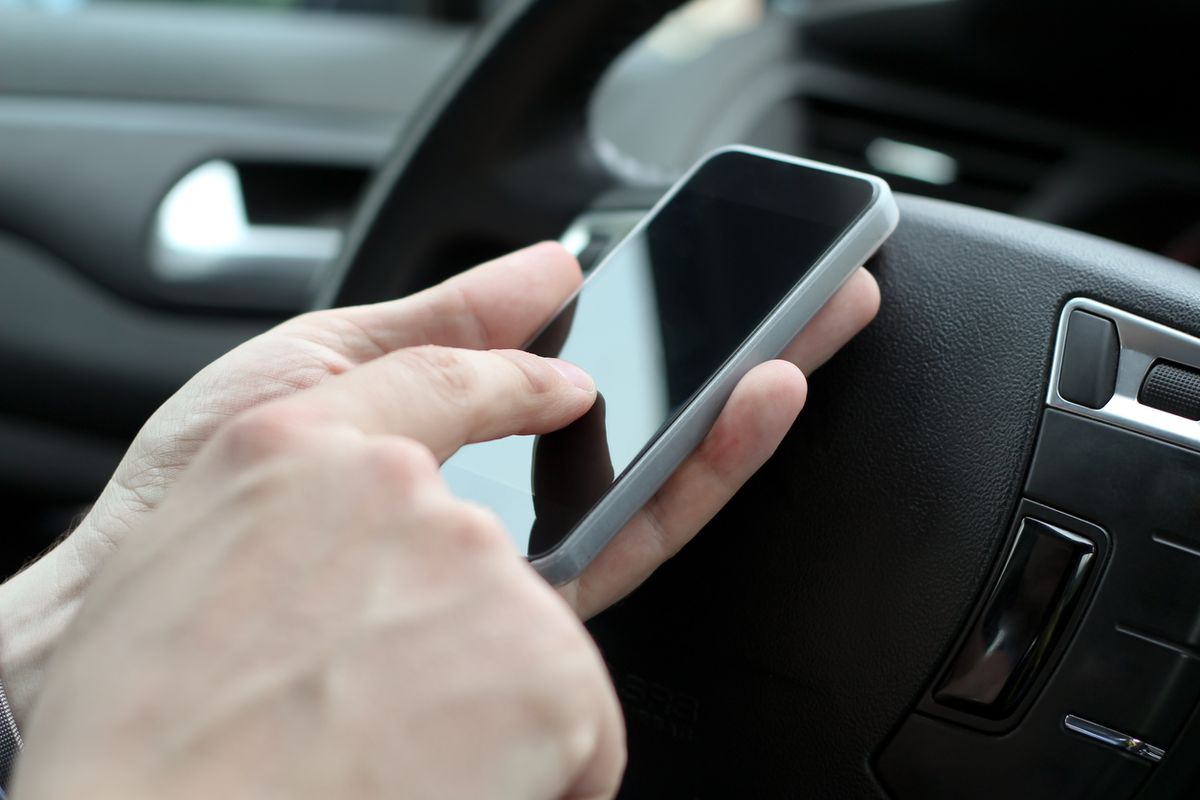 Tips to Avoid Distractions While Driving