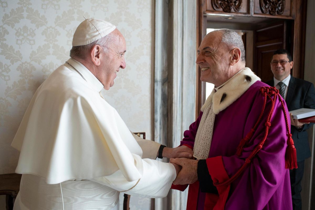 Il libro choc sul passato del Papa: «Quando Bergoglio era di destra»