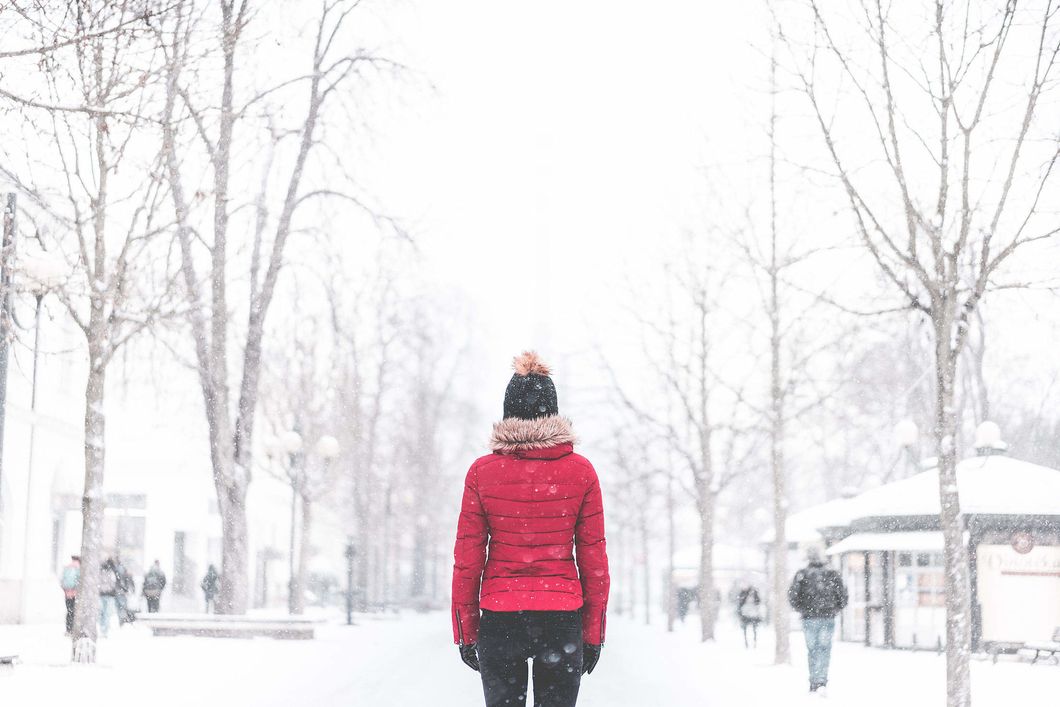 https://picjumbo.com/wp-content/uploads/woman-standing-in-the-middle-of-the-park-in-snowy-weather_free_stock_photos_picjumbo_DSC02626-2210x1474.jpg