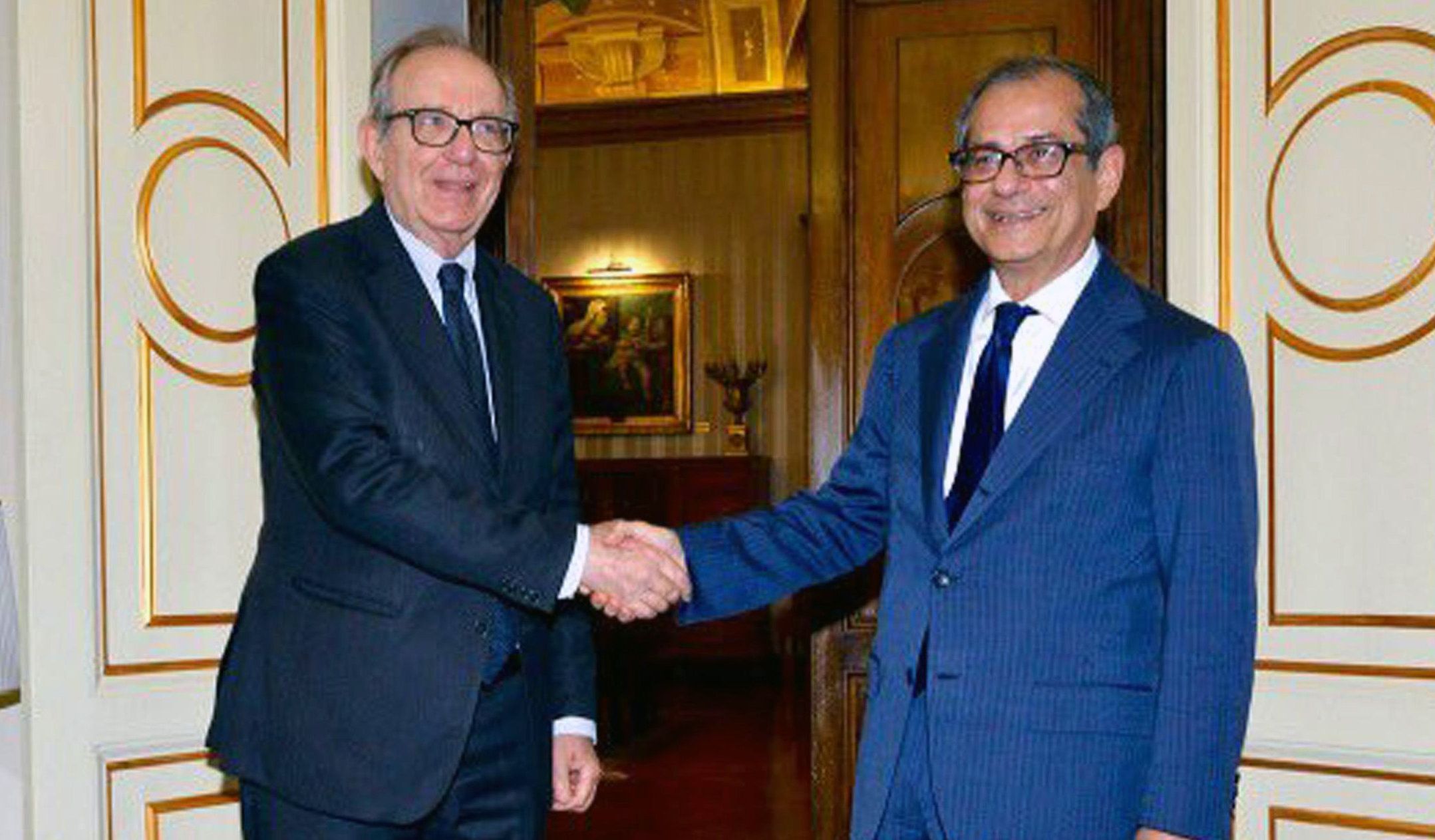 Difende il suo provvedimento: su Tria il fuoco degli (ex) amici