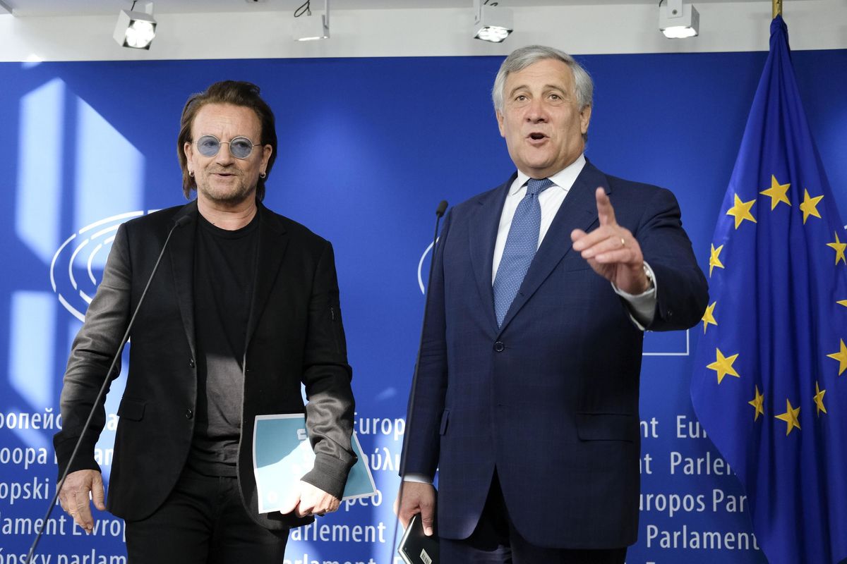 Il collaborazionista Bono provoca: «In Italia sventolo la bandiera Ue»