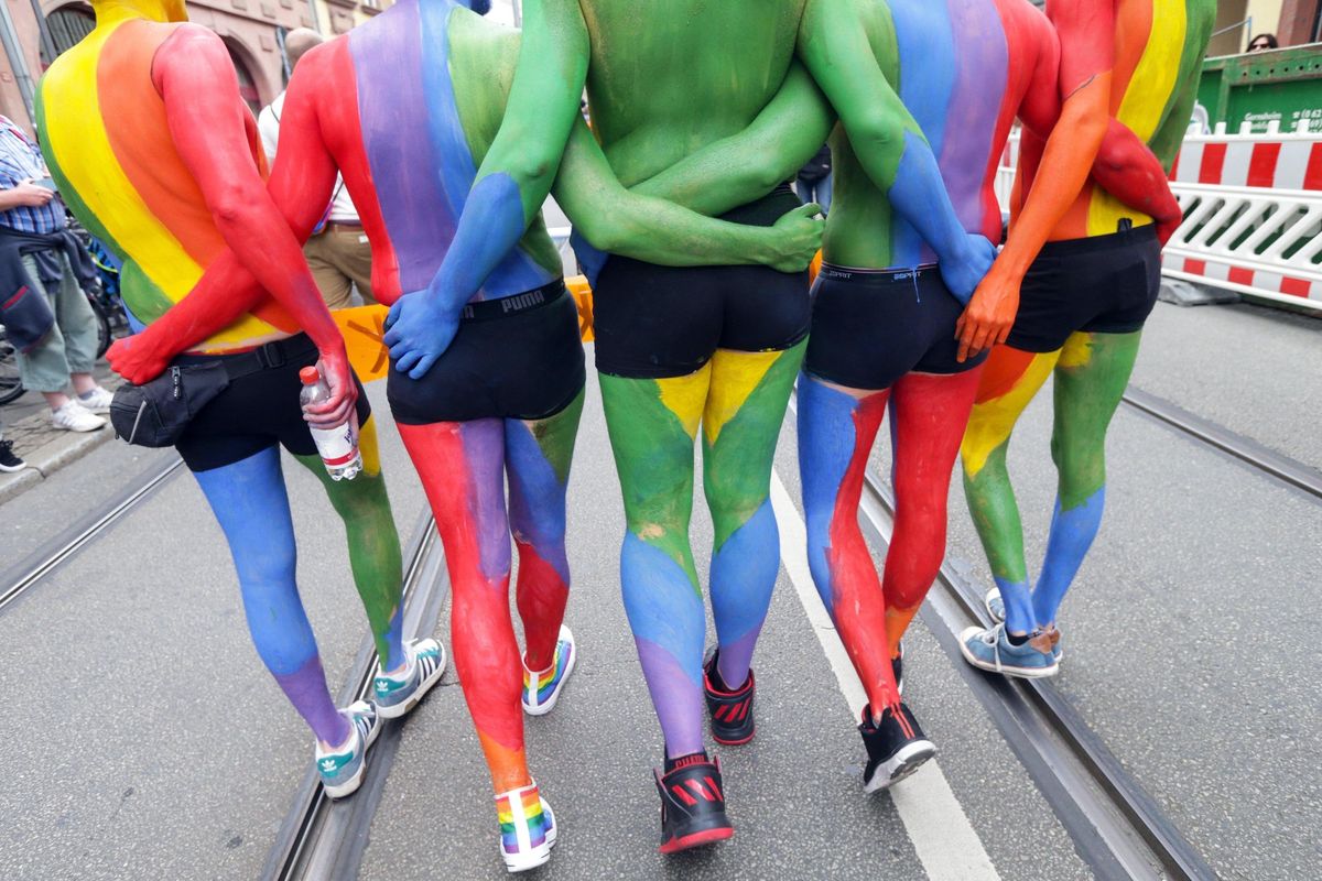 Cari bimbi, oggi facciamo il gay pride. Idea folle in una materna bolognese