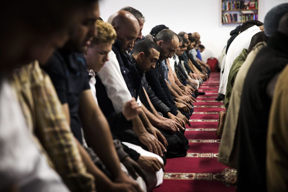 In Francia censurano gli antimigranti mentre nelle banlieue ribolle la jihad