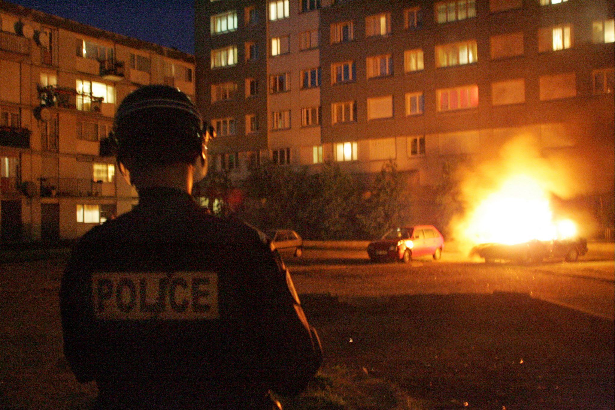 «In un mese 80 licei assaltati e distrutti». Le banlieue francesi fanno di nuovo paura
