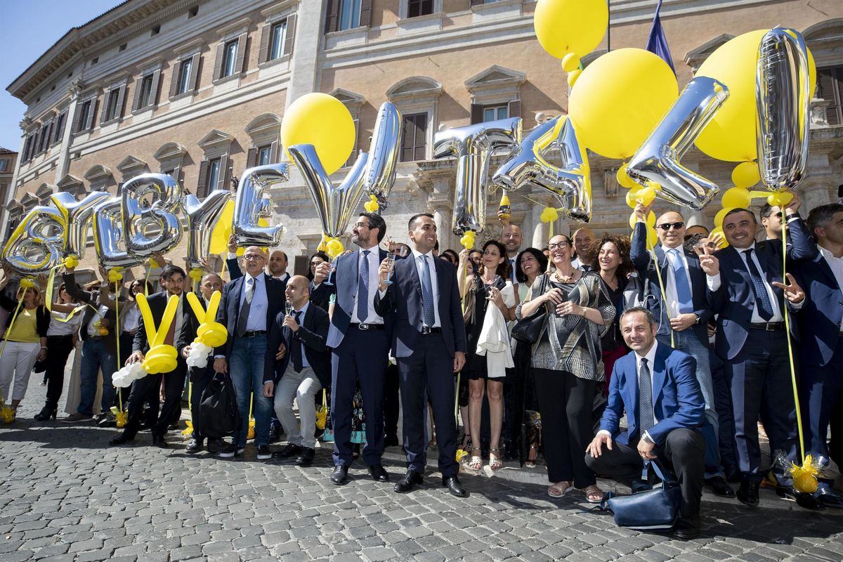 Vitalizi aboliti, la giusta fine di una vergogna