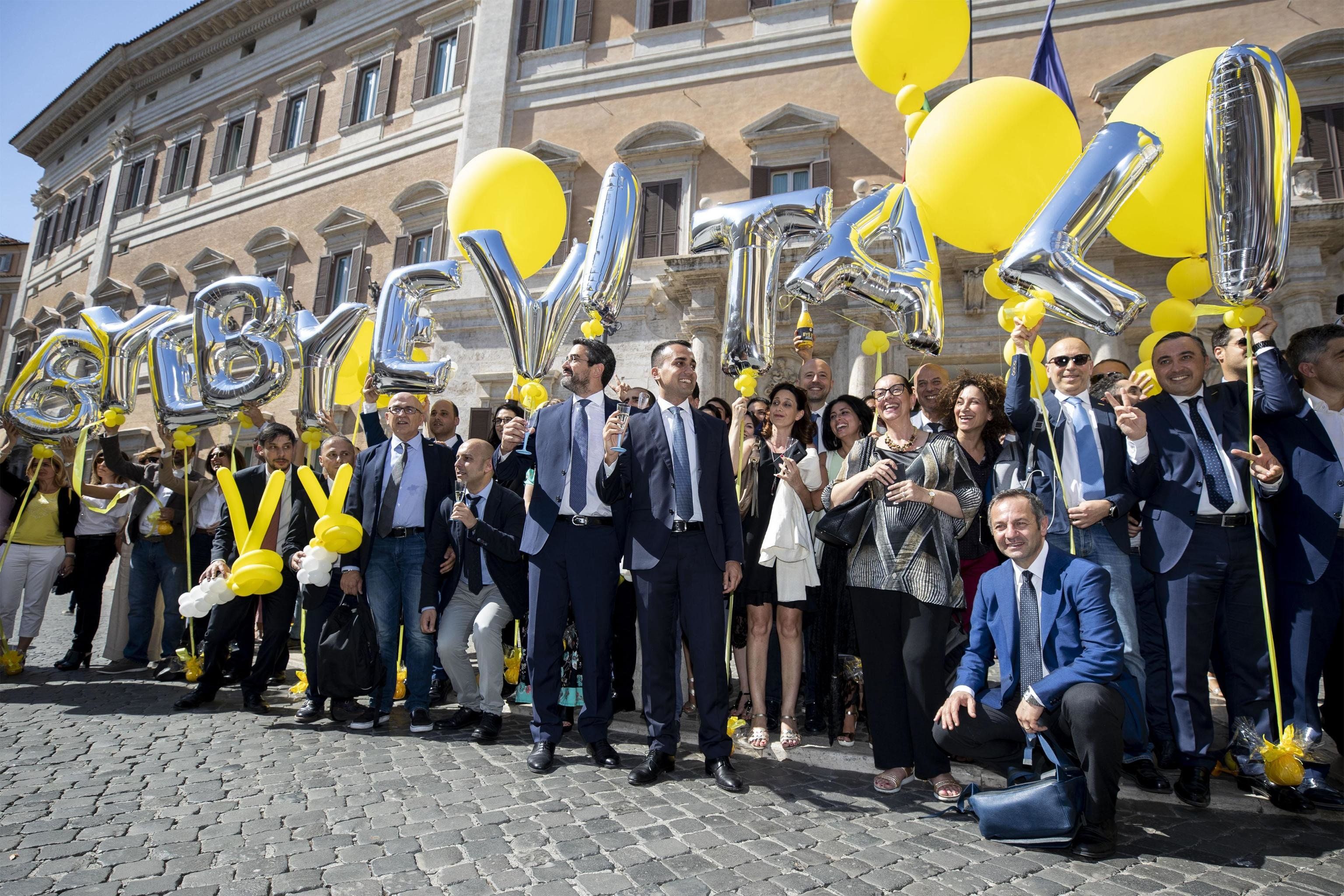 Vitalizi aboliti, la giusta fine di una vergogna
