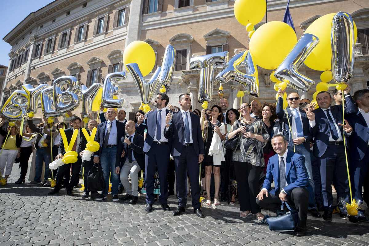 Vitalizi aboliti, la giusta fine di una vergogna