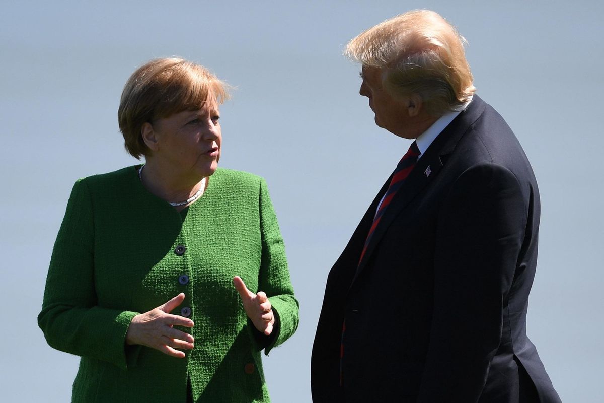 Trump atterra a Bruxelles e schiaffeggia la Merkel: «Sei succube della Russia»