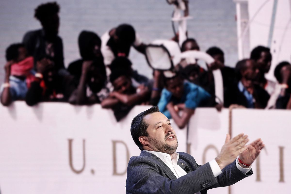 La rivolta dei migranti sulla nave?
Un espediente per rifilarli all’Italia