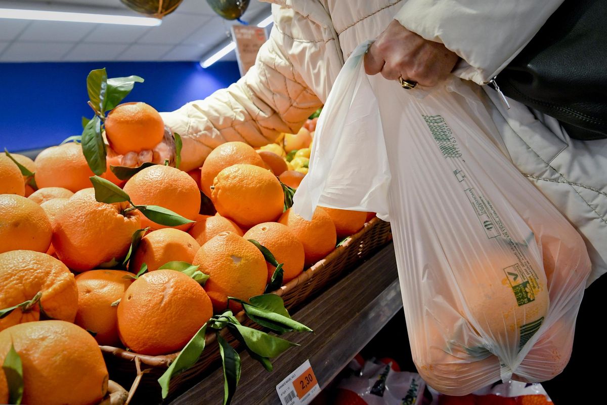 Ribaltone sui sacchi bio per la frutta. Si possono portare gratis da casa