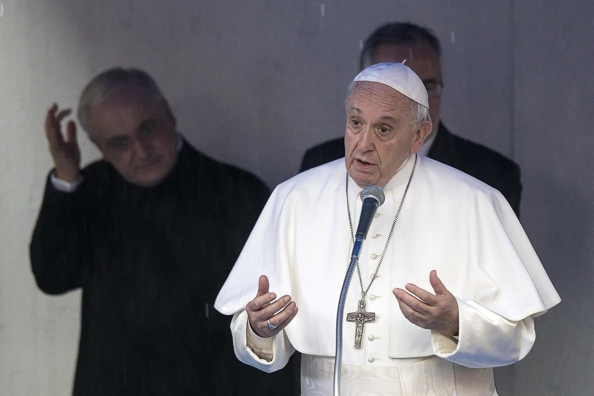 «Bergoglio dice sì al preservativo». Una suora gioca a fare come Scalfari