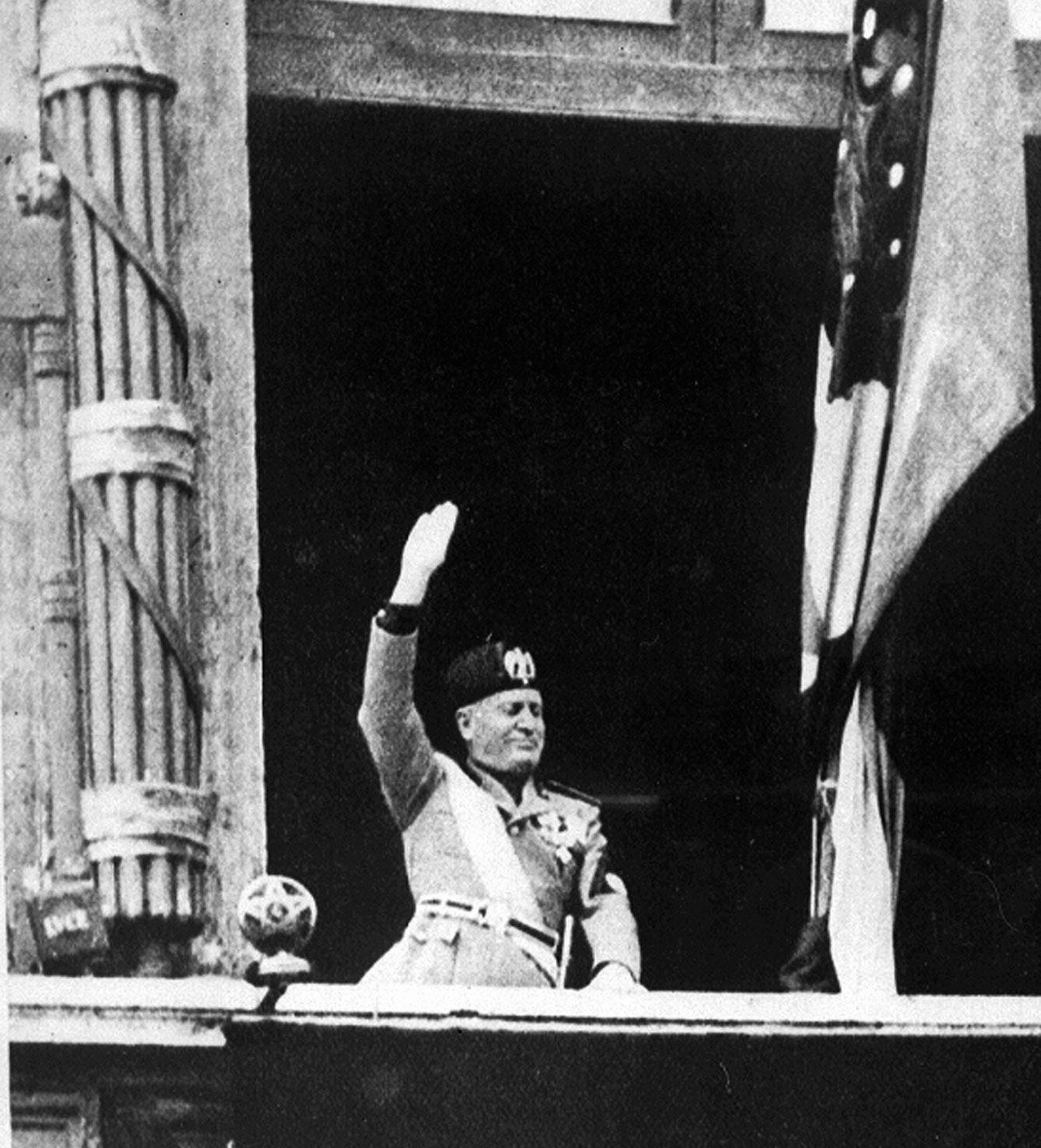 Adesso rimproverano a Mussolini di essere stato poco totalitario