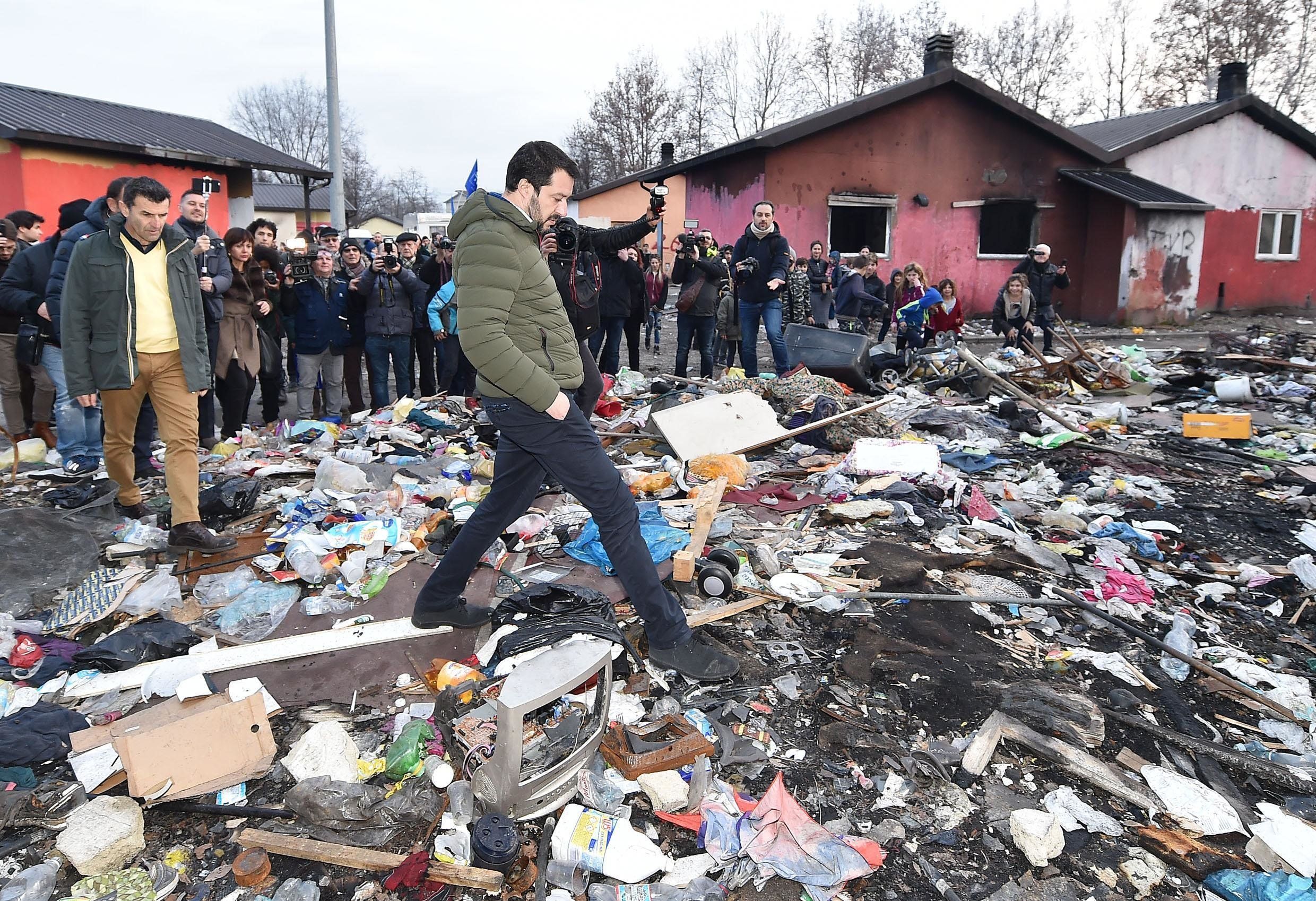 Con i rom violenti viva la ruspa di Salvini
