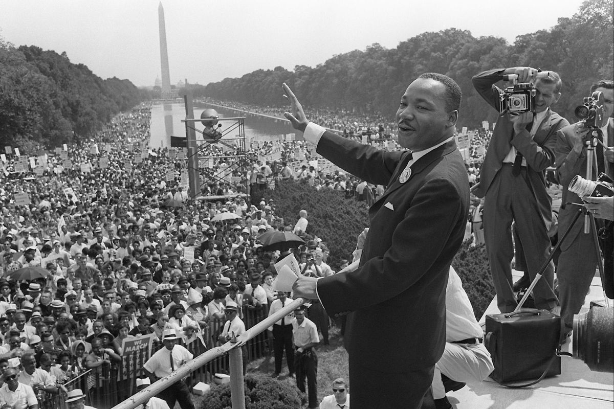 Martin Luther King arruolato tra partigiani, migranti e ultrà europei