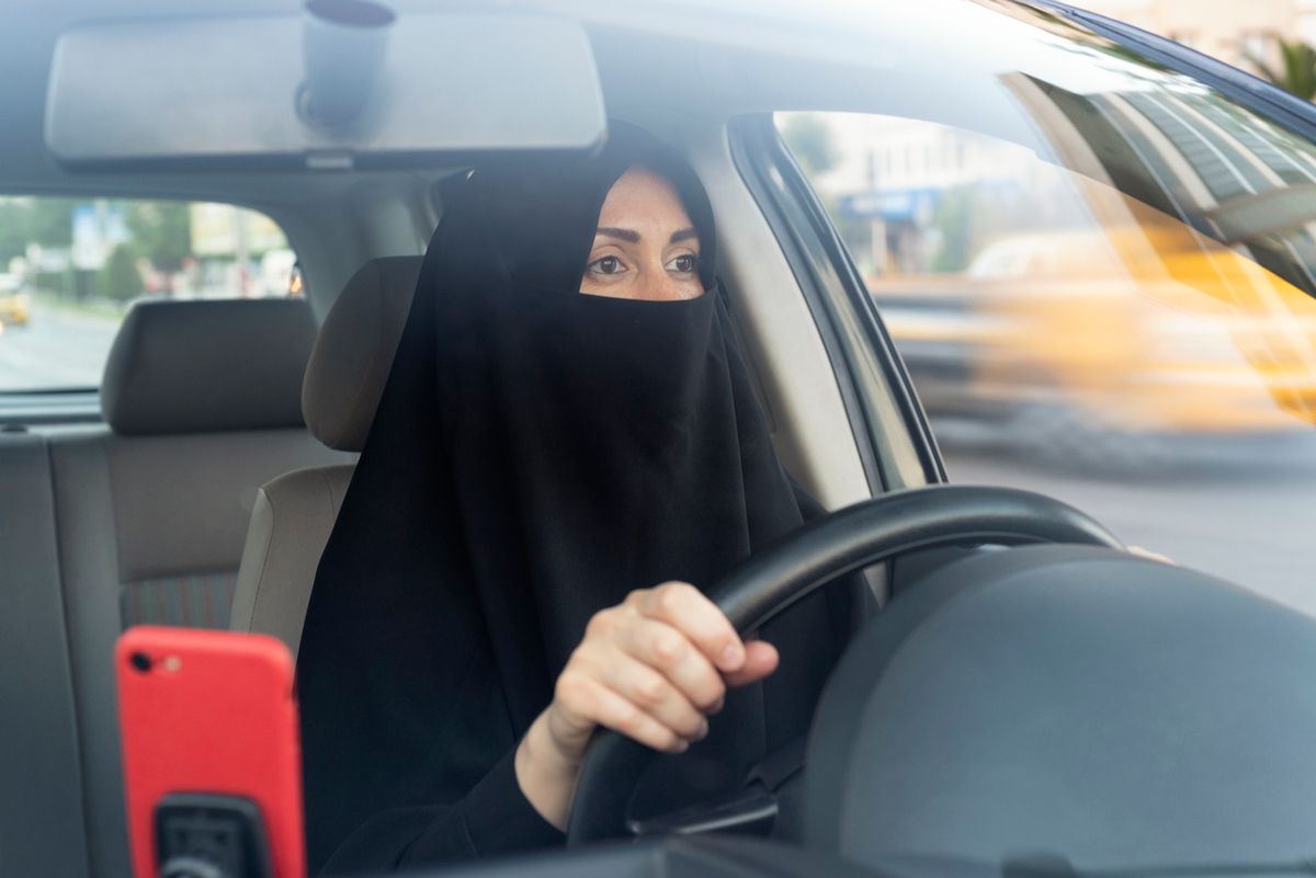 Le arabe avranno la patente ma non possono guidare sole né fare benzina con un uomo