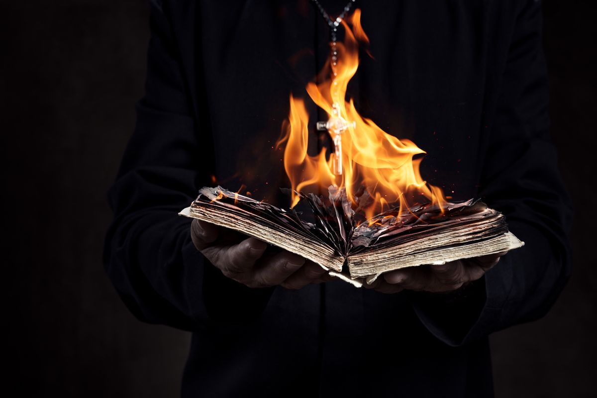Se i libri bruciano non è colpa di Trump ma della nuova dittatura tecnologica