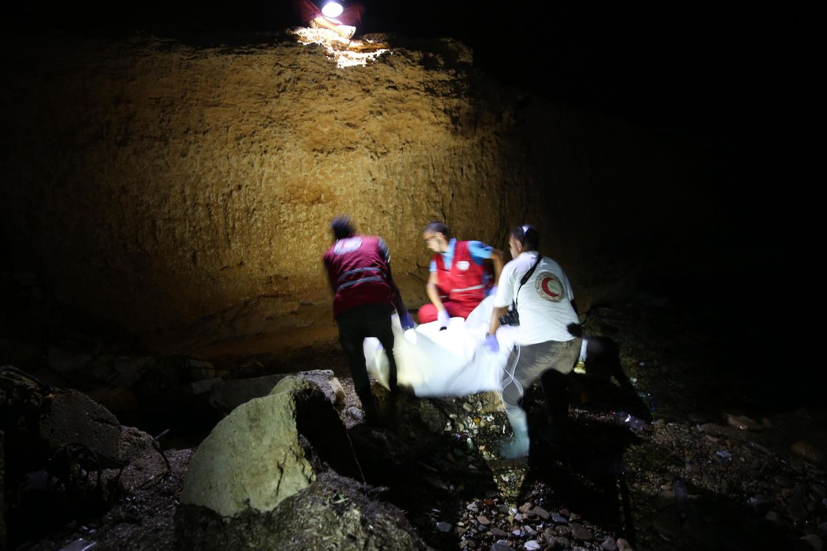 Fanno opposizione usando i morti in mare