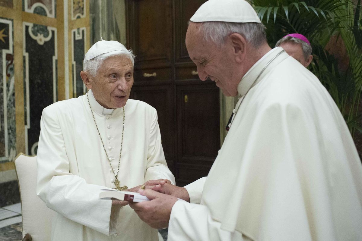 La vendetta di Ratzinger indebolisce Francesco