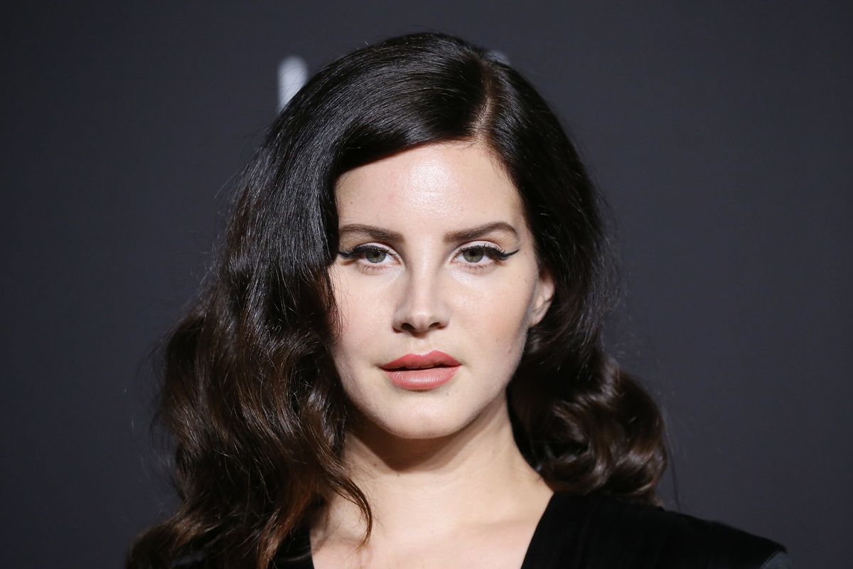 Lana Del Rey Announces Details About Debut Poetry Book Paper