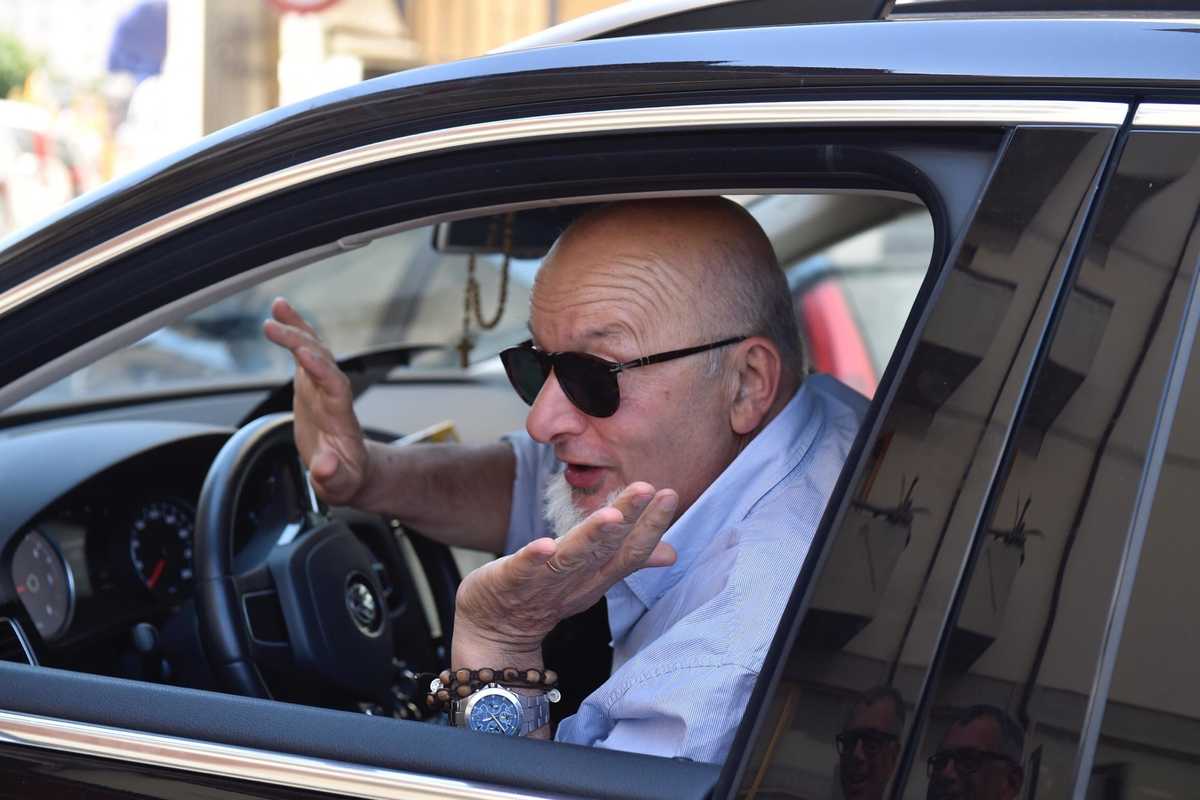 Pagamenti in contanti da babbo Renzi. Soldi scambiati perfino a un funerale