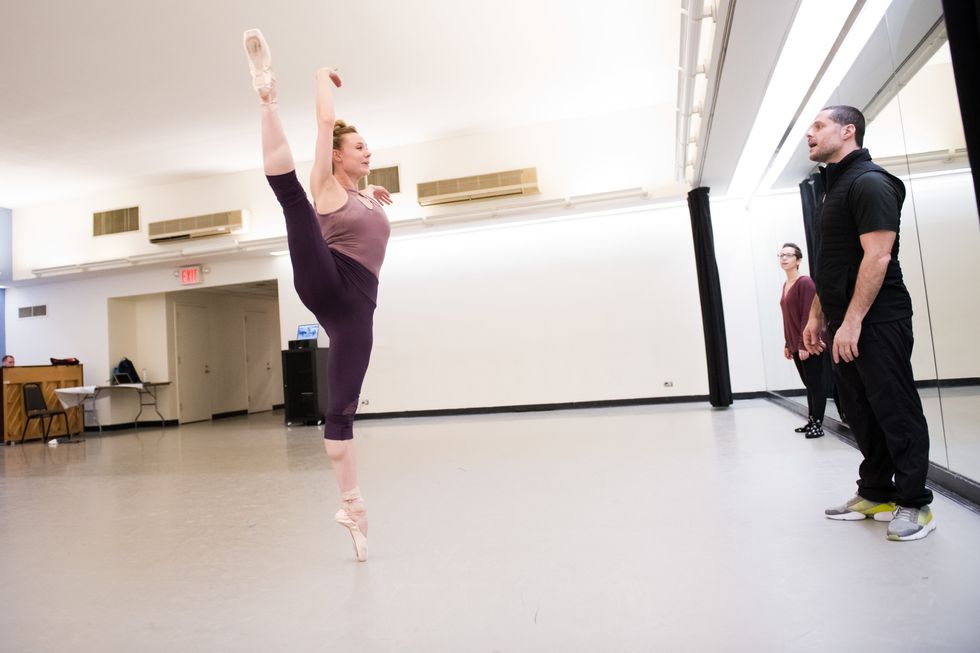 Mearns in a developpe, with Bergasse watching from the front of the studio