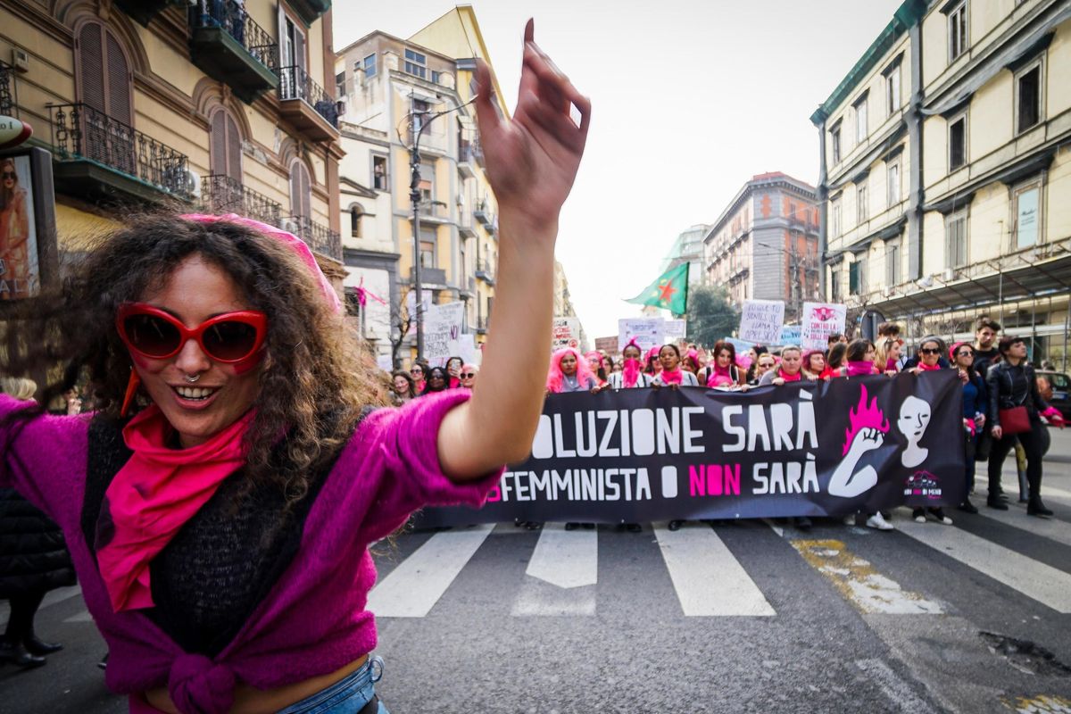 Per difendere le donne le buttano giù dai tram