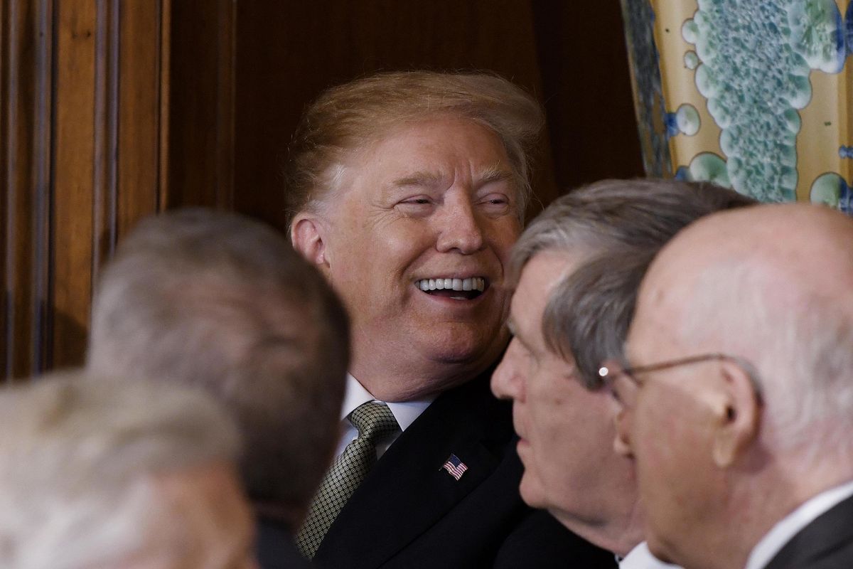 Dem e metà repubblicani fanno saltare lo stato di emergenza sul muro. Pur di dare addosso a Trump