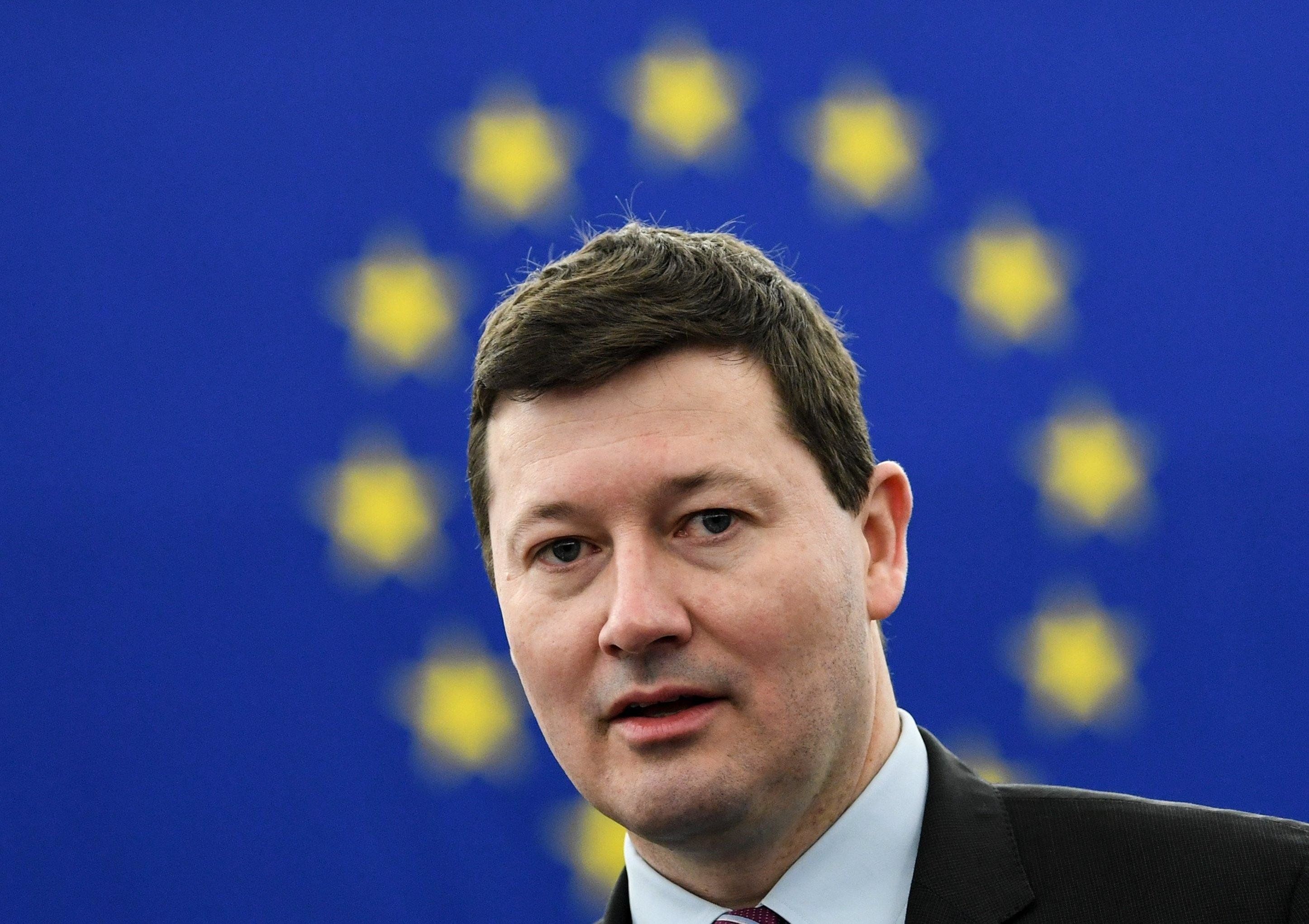 Lo strano suicidio che imbarazza la Commissione Ue
