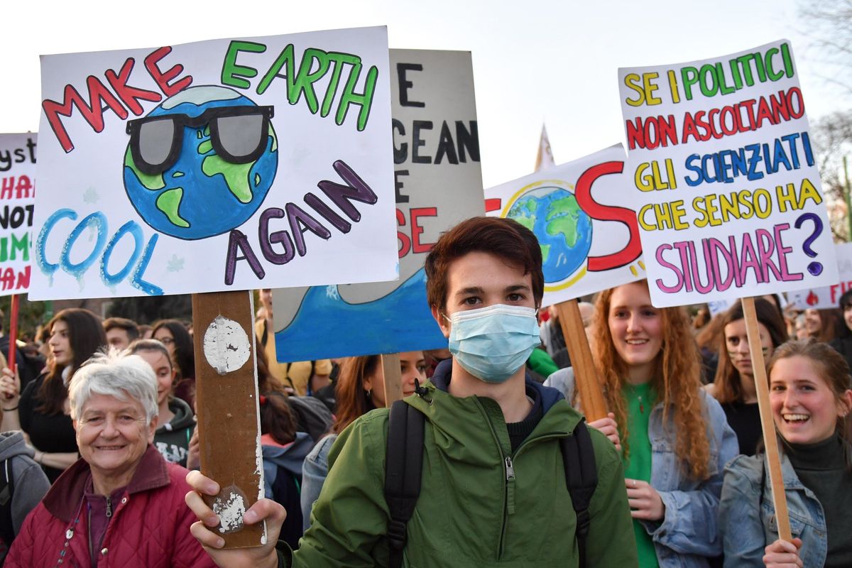 Nuovo conformismo in marcia per il clima. Giovani in piazza incitati dai potenti