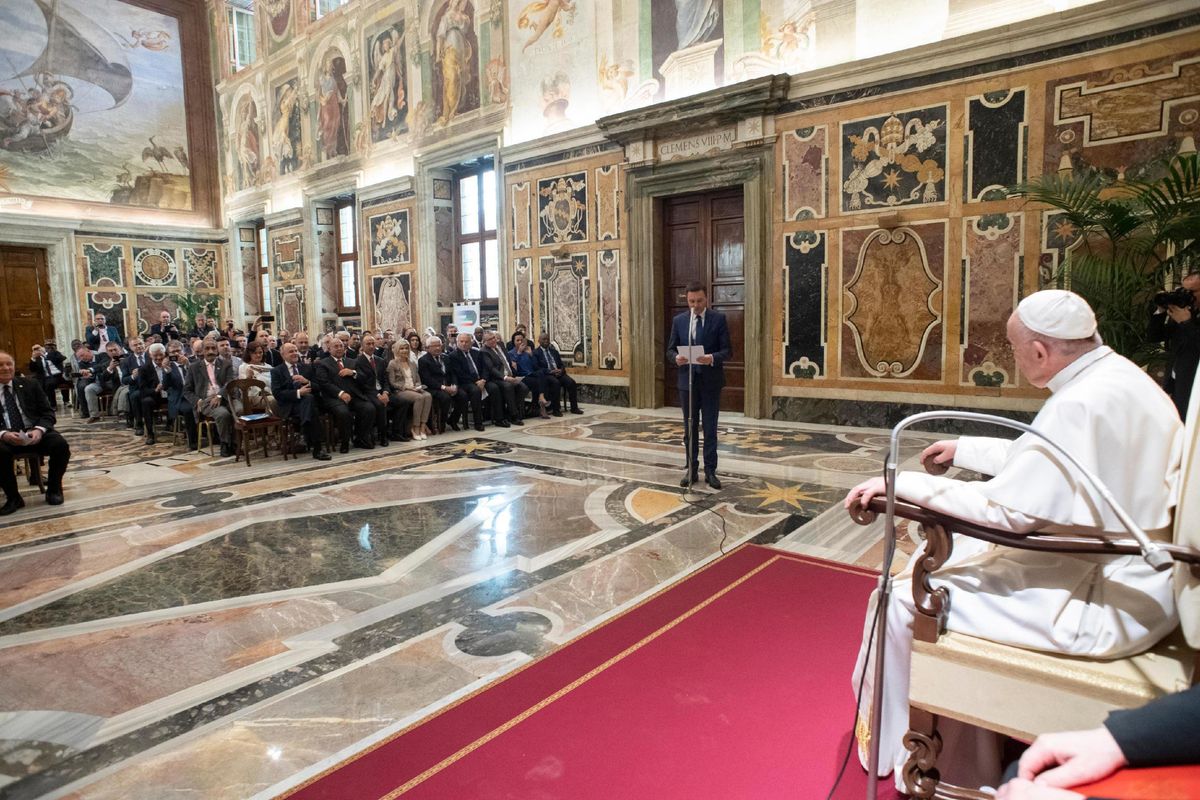 Chiesa in bilico: sì alla famiglia o no a Salvini?
