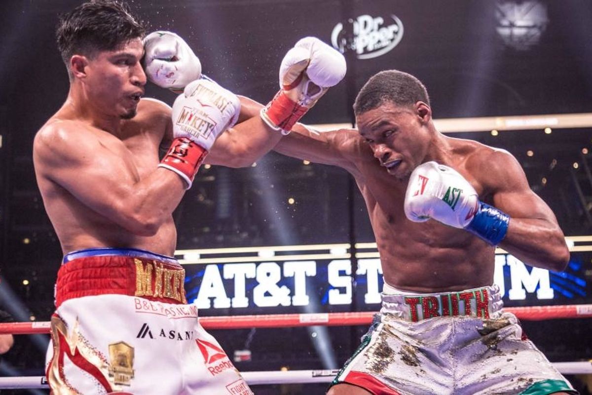 Spence embarrasses Garcia in one-sided show