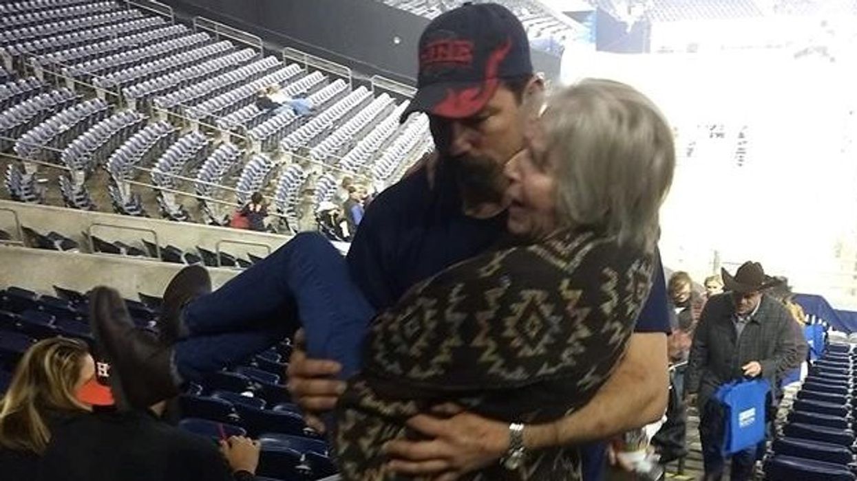 Texas firefighter carries struggling woman to concert seat, captures hearts