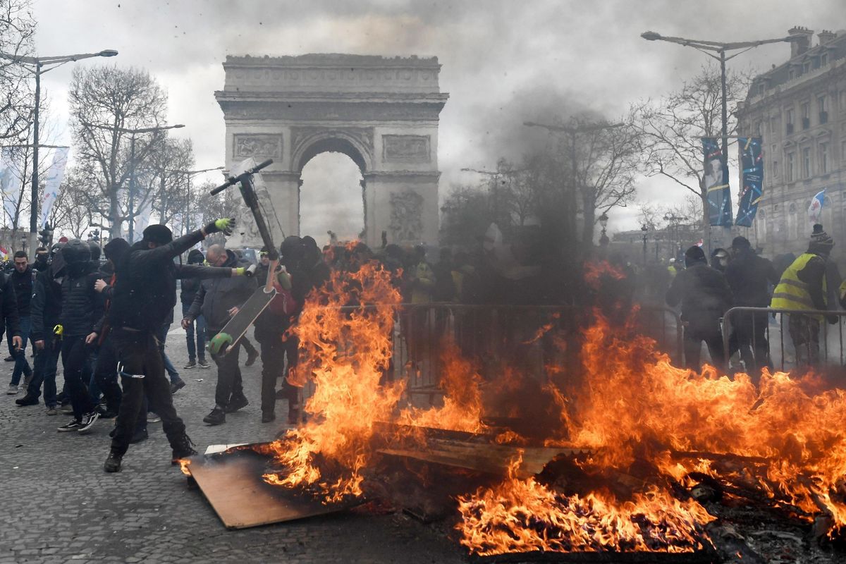 Gli sfasciavetrine mischiati ai gilet gialli sono tutti difesi da legali di sinistra