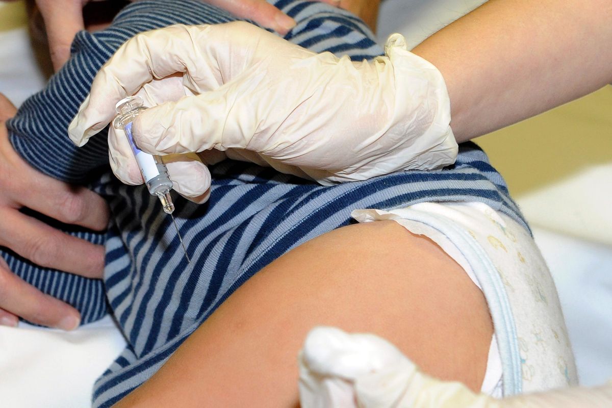 La gaffe dello scienziato sui vaccini: «Sperimentati su bimbi volontari»