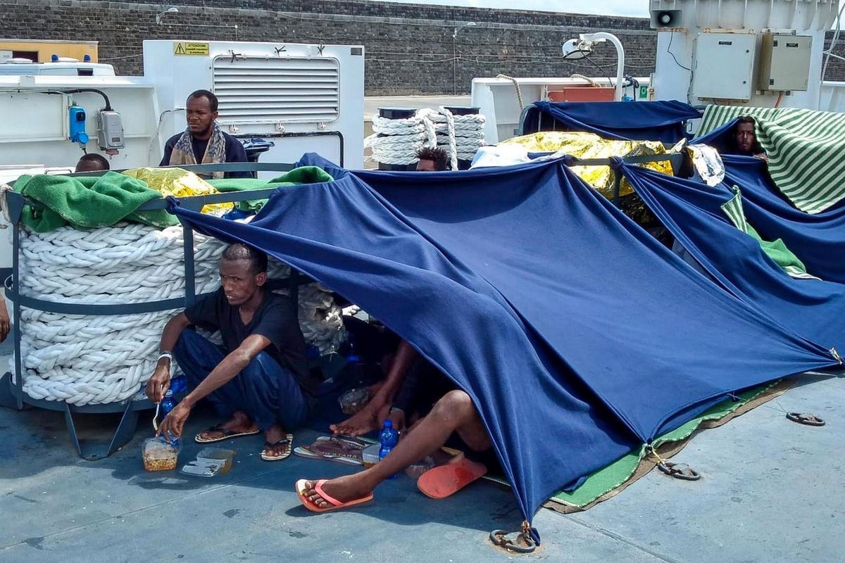 Somalo violenta una pensionata in spiaggia