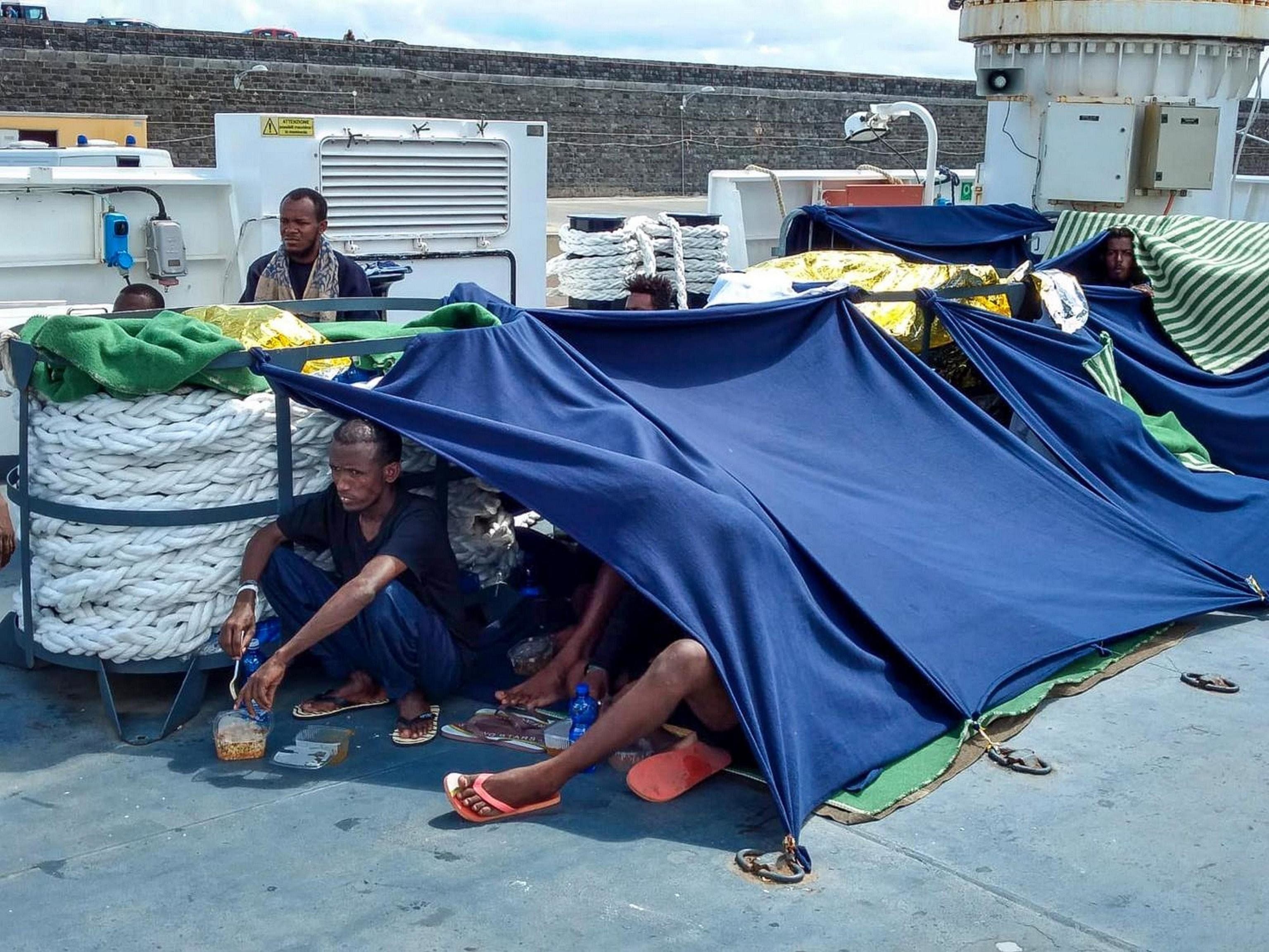 Somalo violenta una pensionata in spiaggia