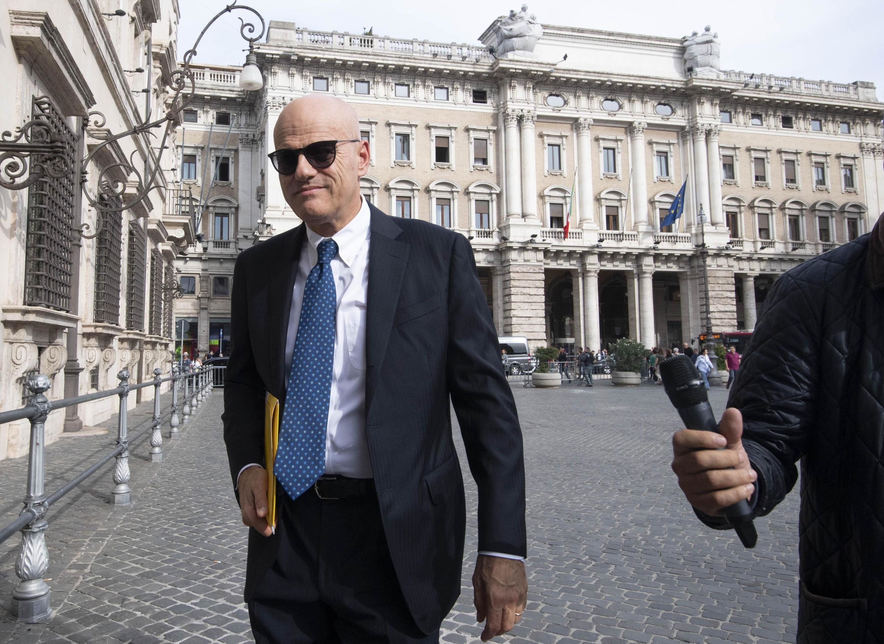 Il Tesoro non ha più il suo uomo in Eni. Salvini invece parla con Descalzi